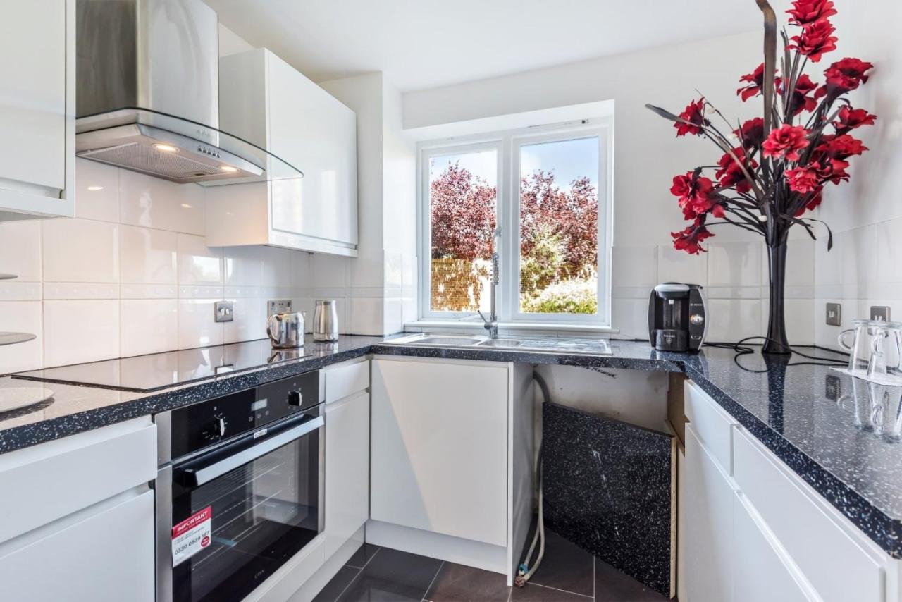 2 Bed Flat, Dedicated Workspace, Parking, 4Ktv ロンドン エクステリア 写真
