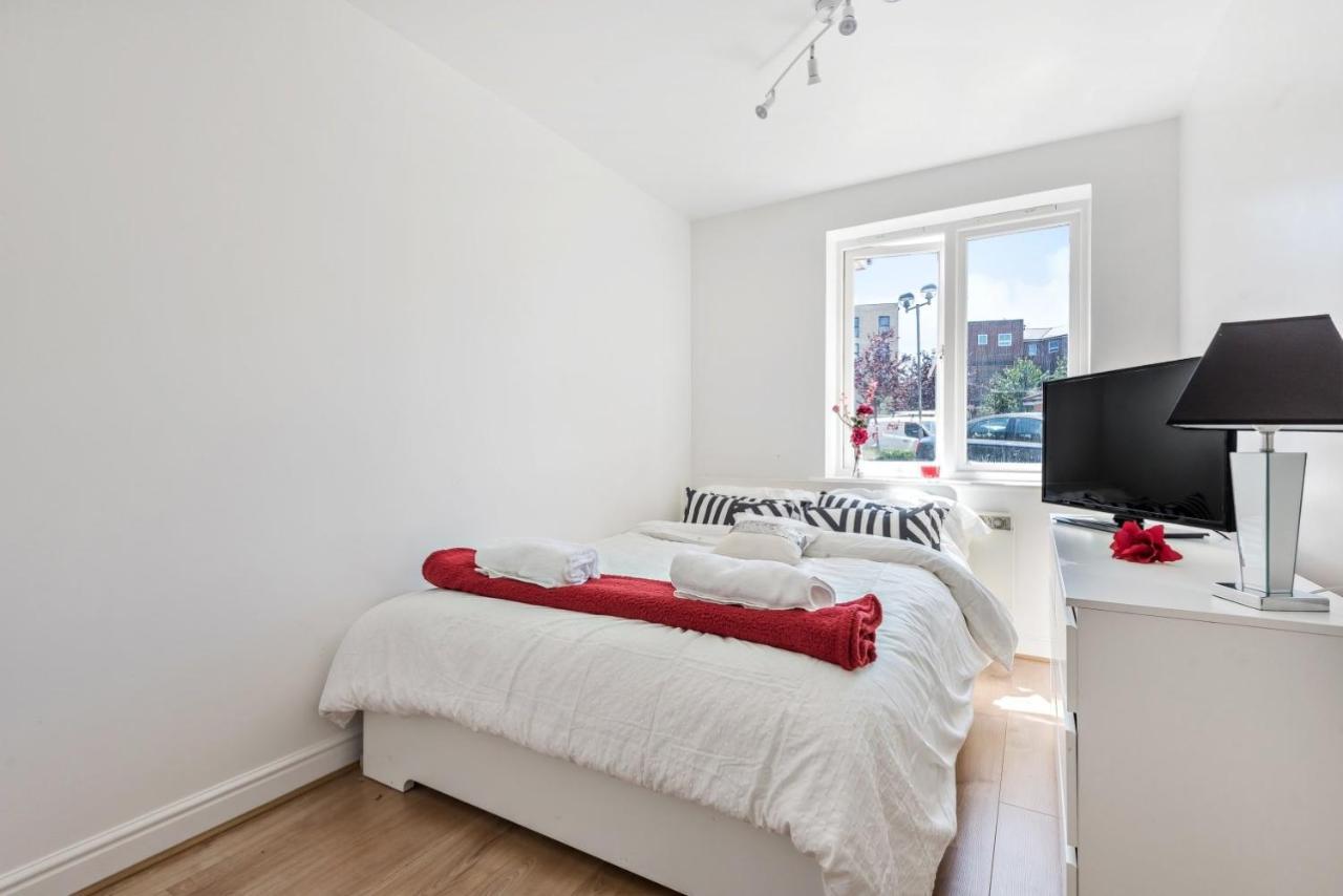 2 Bed Flat, Dedicated Workspace, Parking, 4Ktv ロンドン エクステリア 写真
