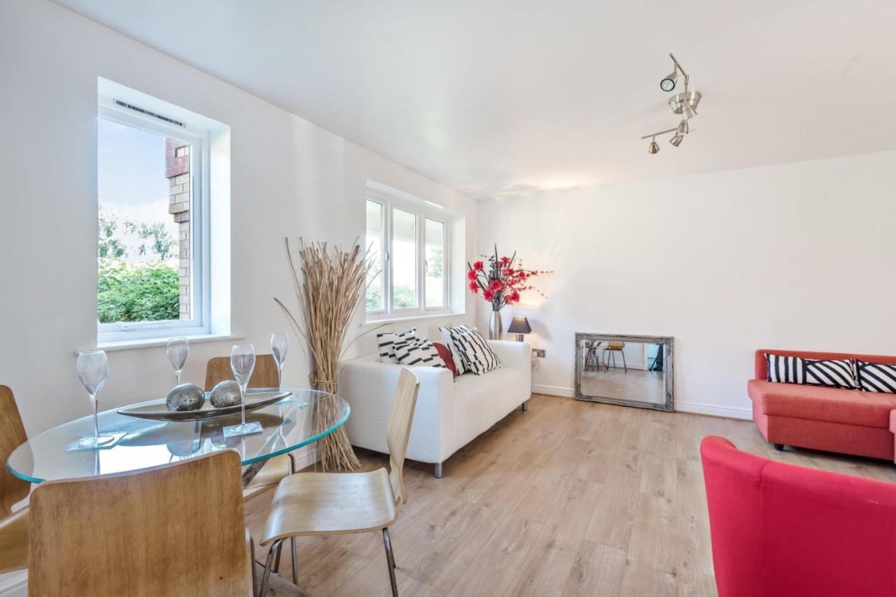 2 Bed Flat, Dedicated Workspace, Parking, 4Ktv ロンドン エクステリア 写真