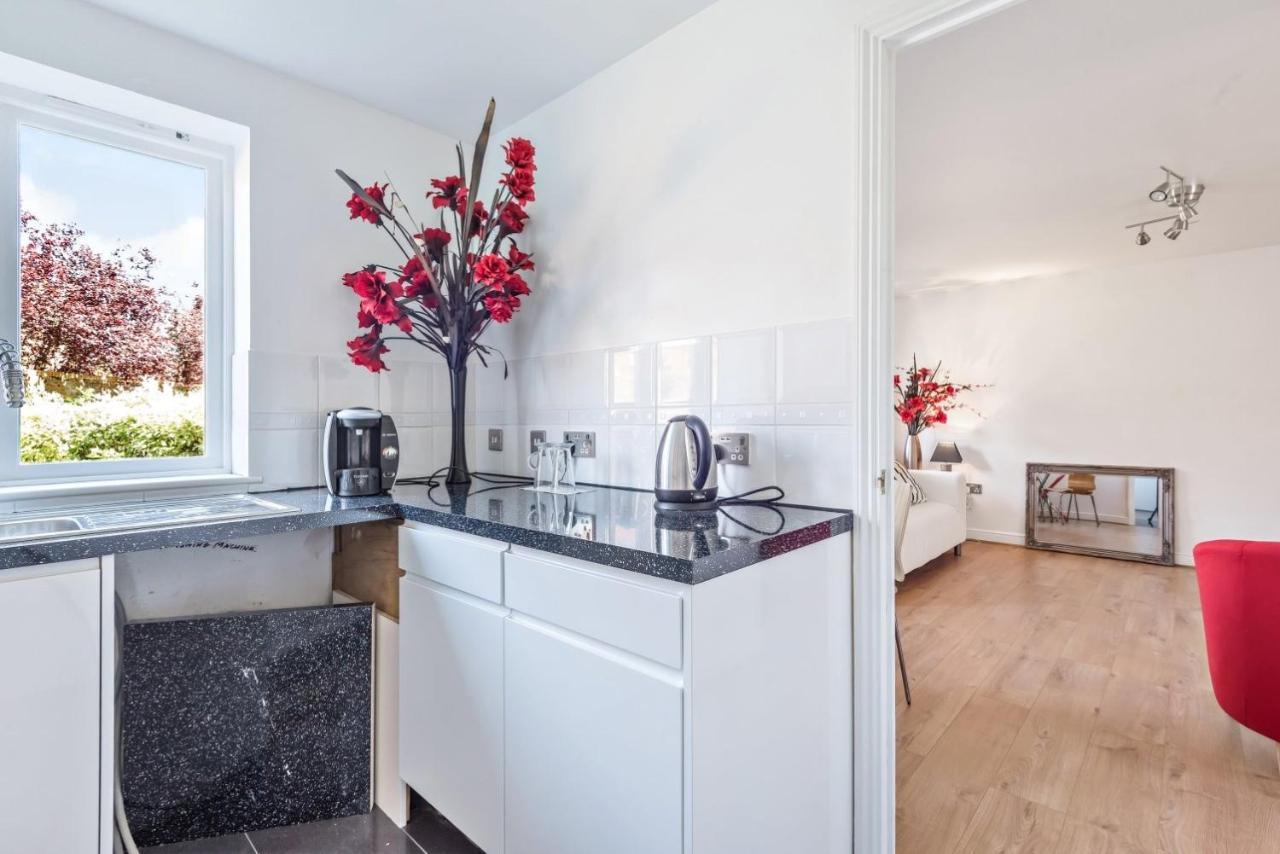2 Bed Flat, Dedicated Workspace, Parking, 4Ktv ロンドン エクステリア 写真
