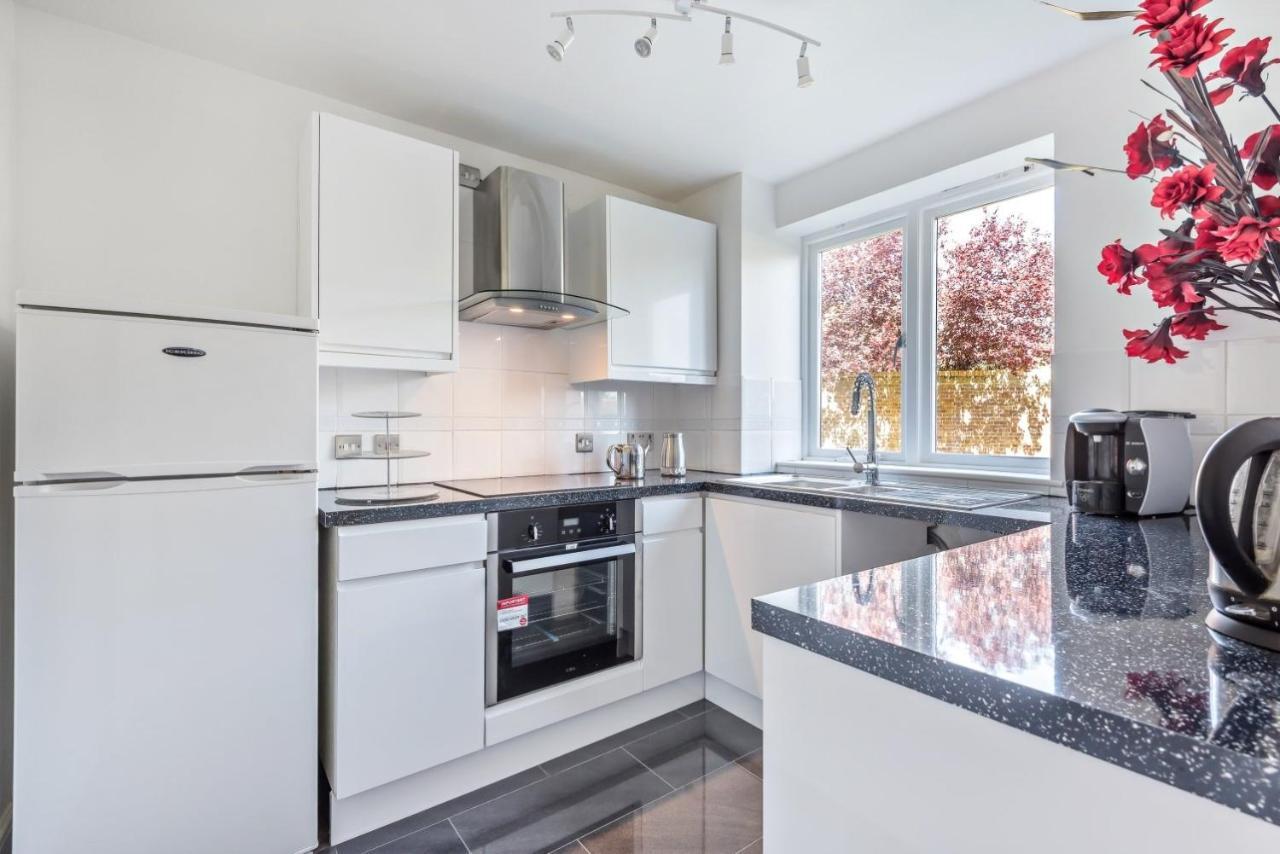 2 Bed Flat, Dedicated Workspace, Parking, 4Ktv ロンドン エクステリア 写真